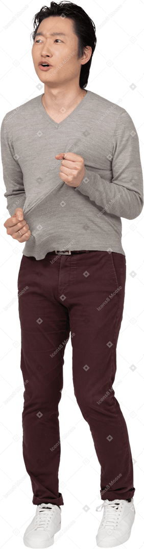 Mann in freizeitkleidung stehend