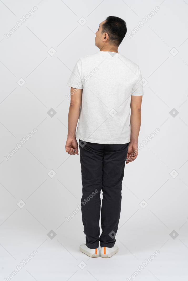 Vista traseira de um homem em roupas casuais, olhando de lado