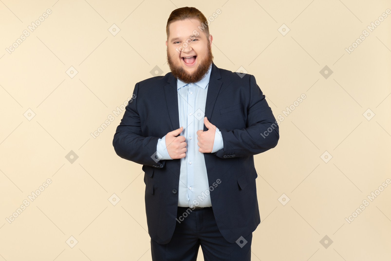 Giovane uomo in sovrappeso in tuta mostrando segno ok