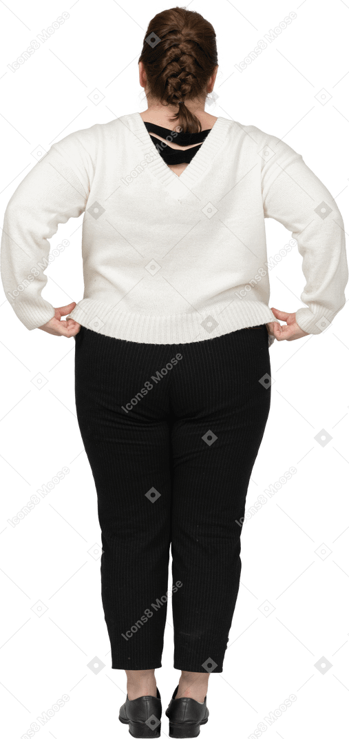 Vista trasera de una mujer de talla grande en ropa casual posando