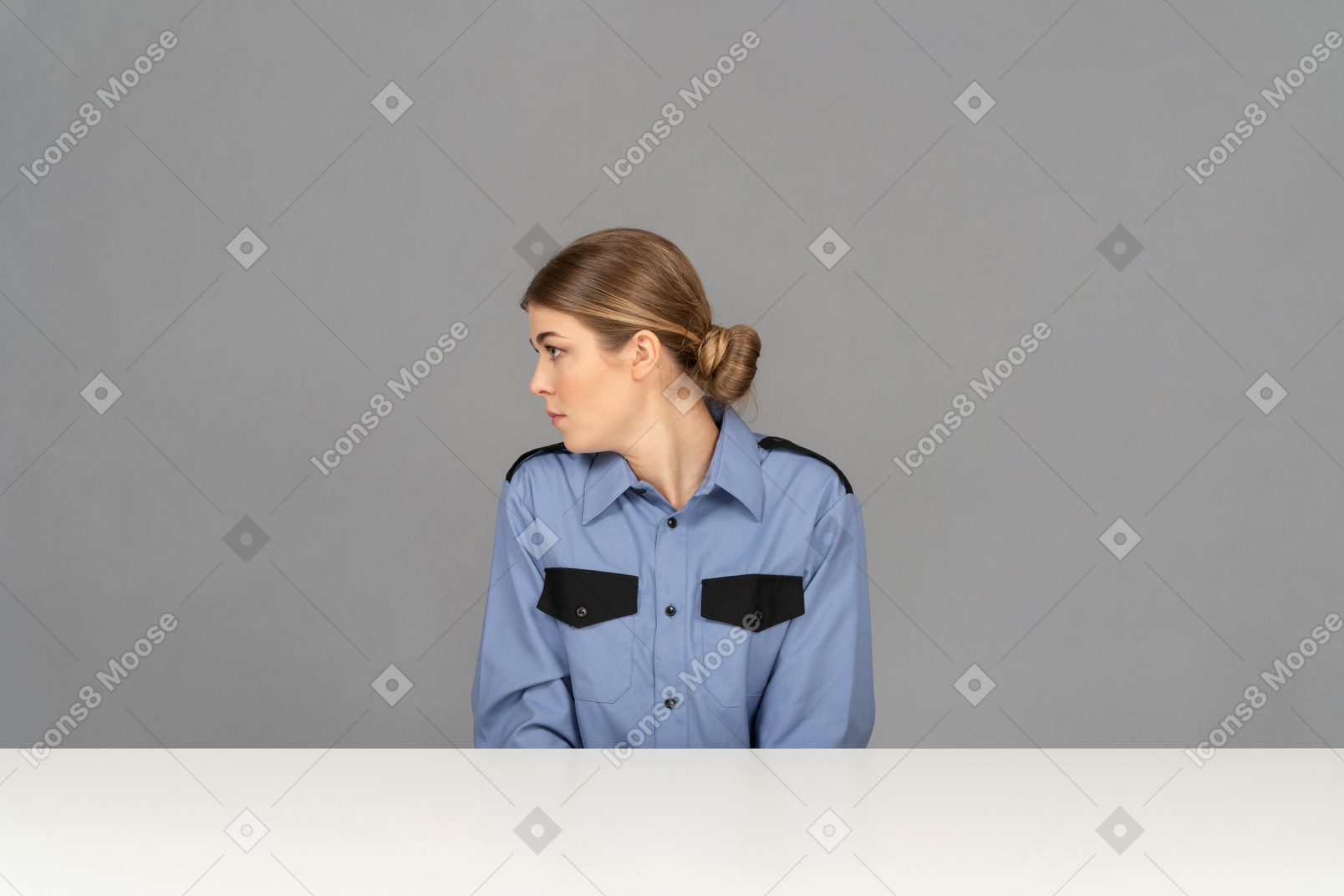 Um guarda de segurança feminino, olhando de soslaio