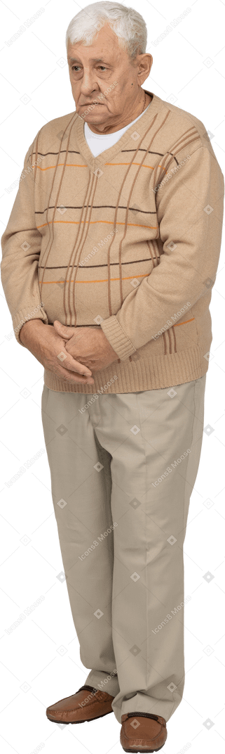 一个穿着休闲服的悲伤老人的正面图