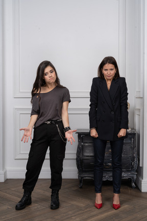 Due giovani donne arrabbiate nella stanza
