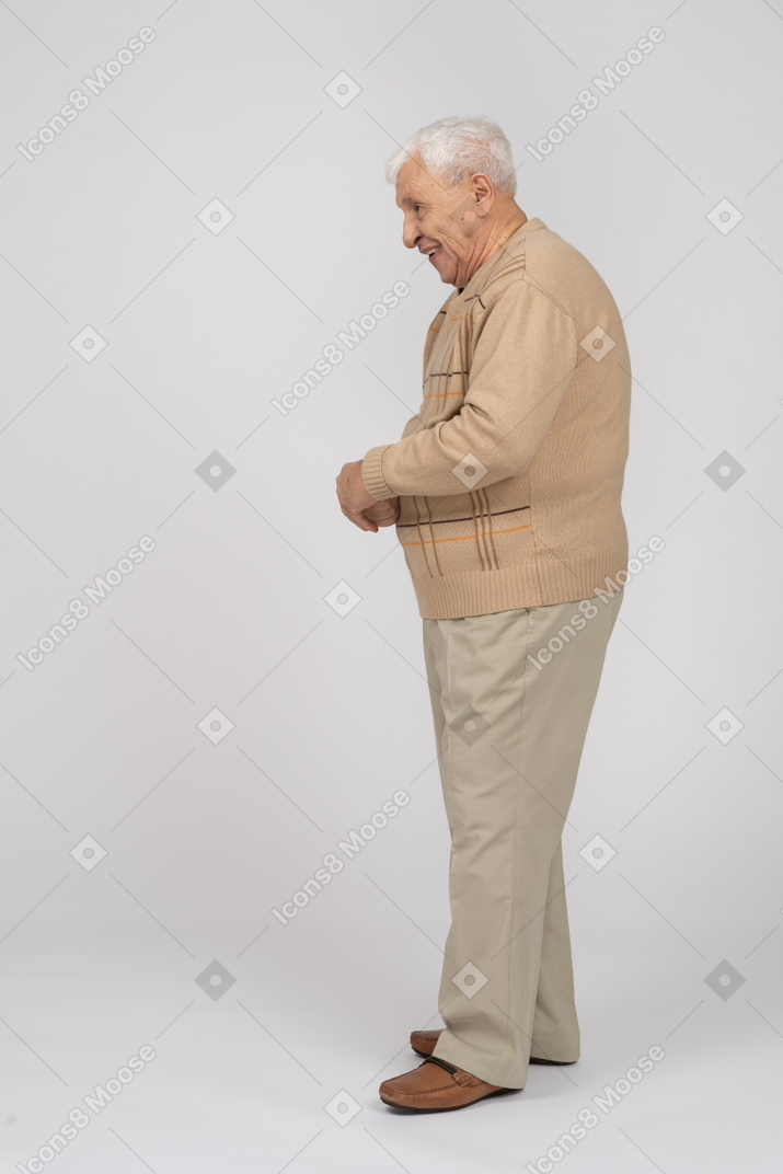 Vista laterale di un vecchio felice in abiti casual
