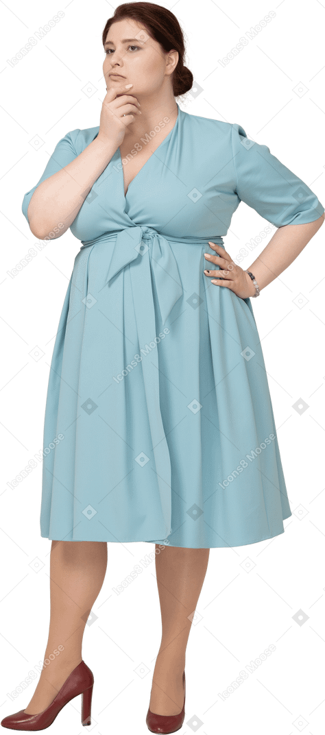 Vista frontale di una donna in abito blu che pensa