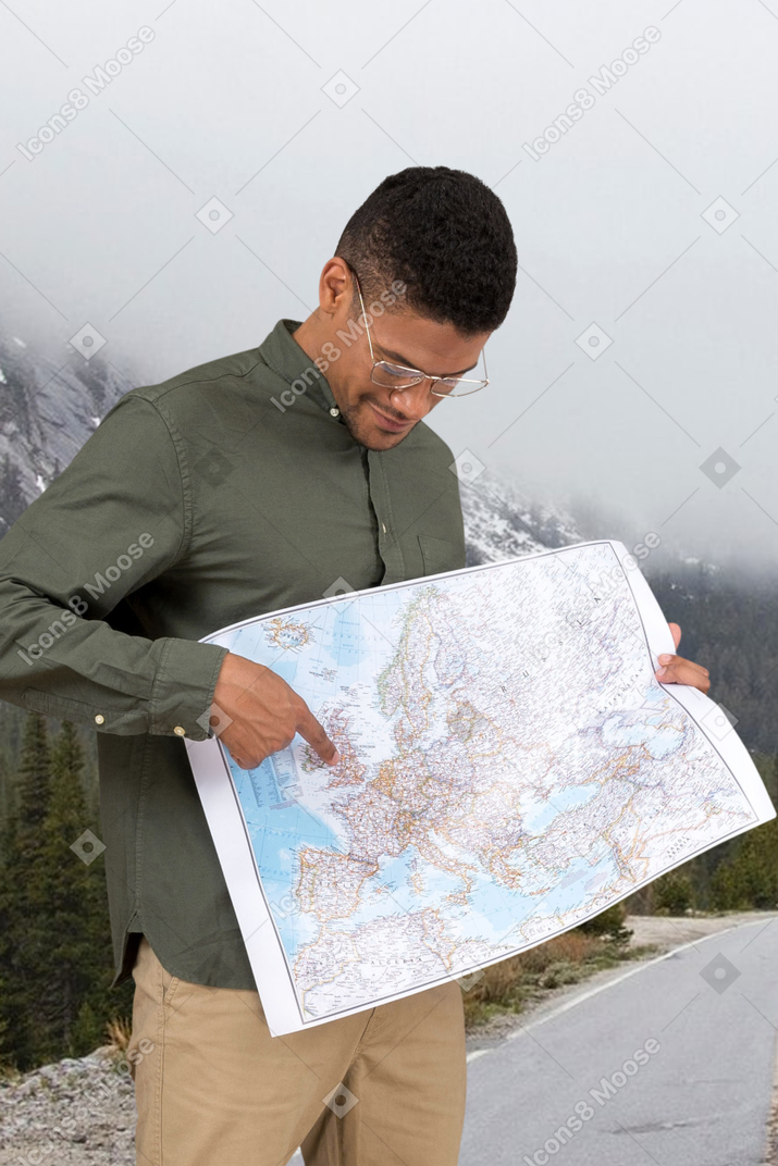 Mann, der auf die karte zeigt