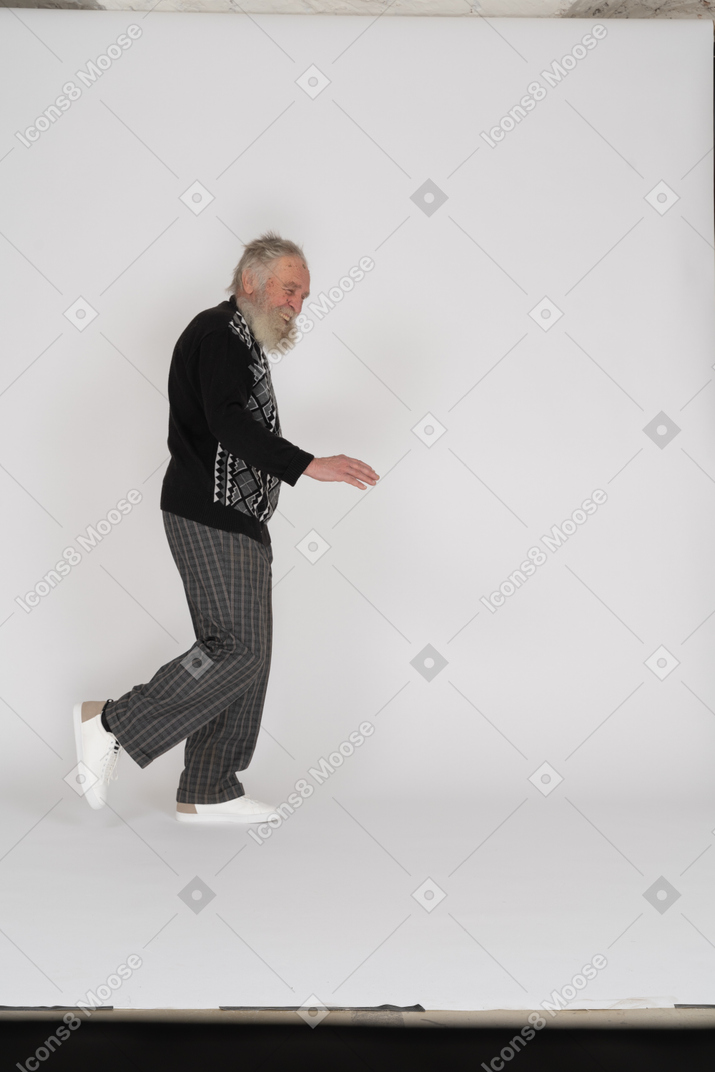 Alter mann beim moonwalking
