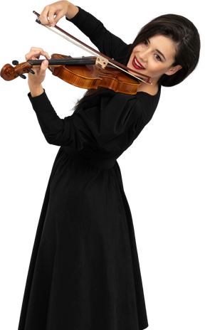Gros plan, de, a, jeune femme gaie, dans, robe noire, jouer violon