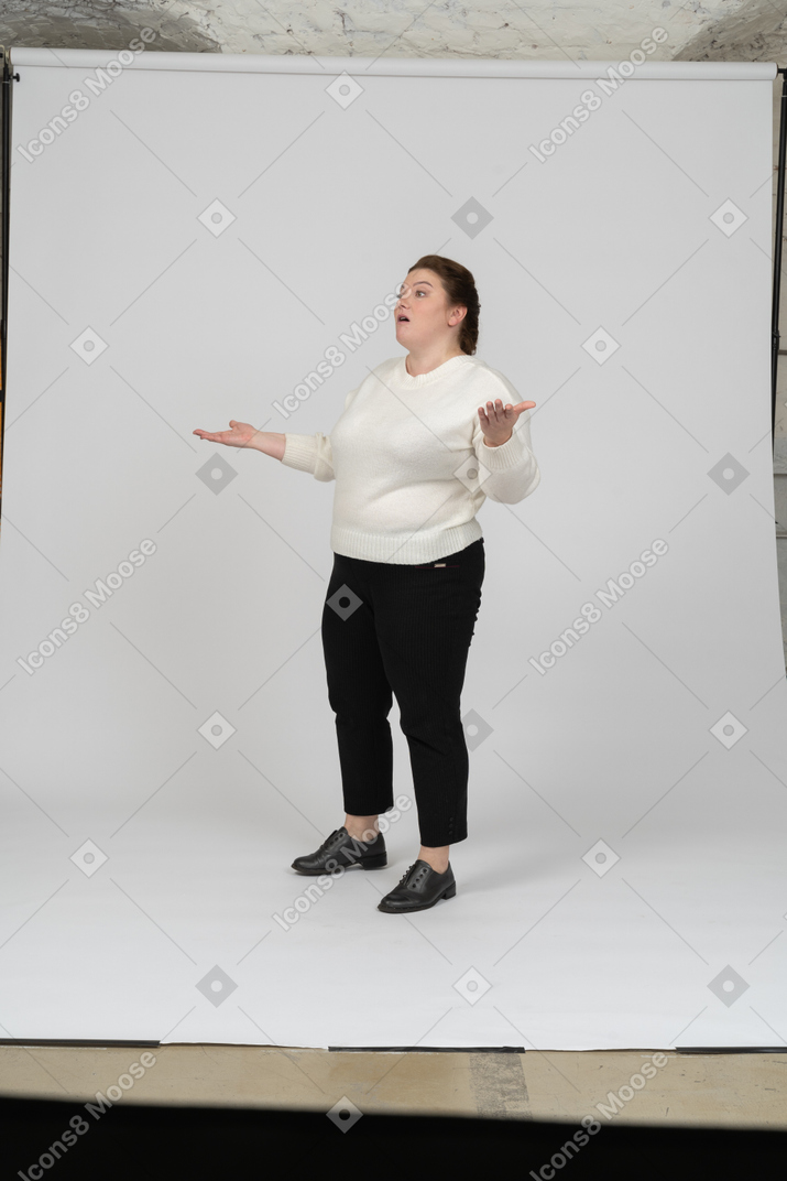 Vista lateral de una mujer regordeta en ropa casual gesticulando