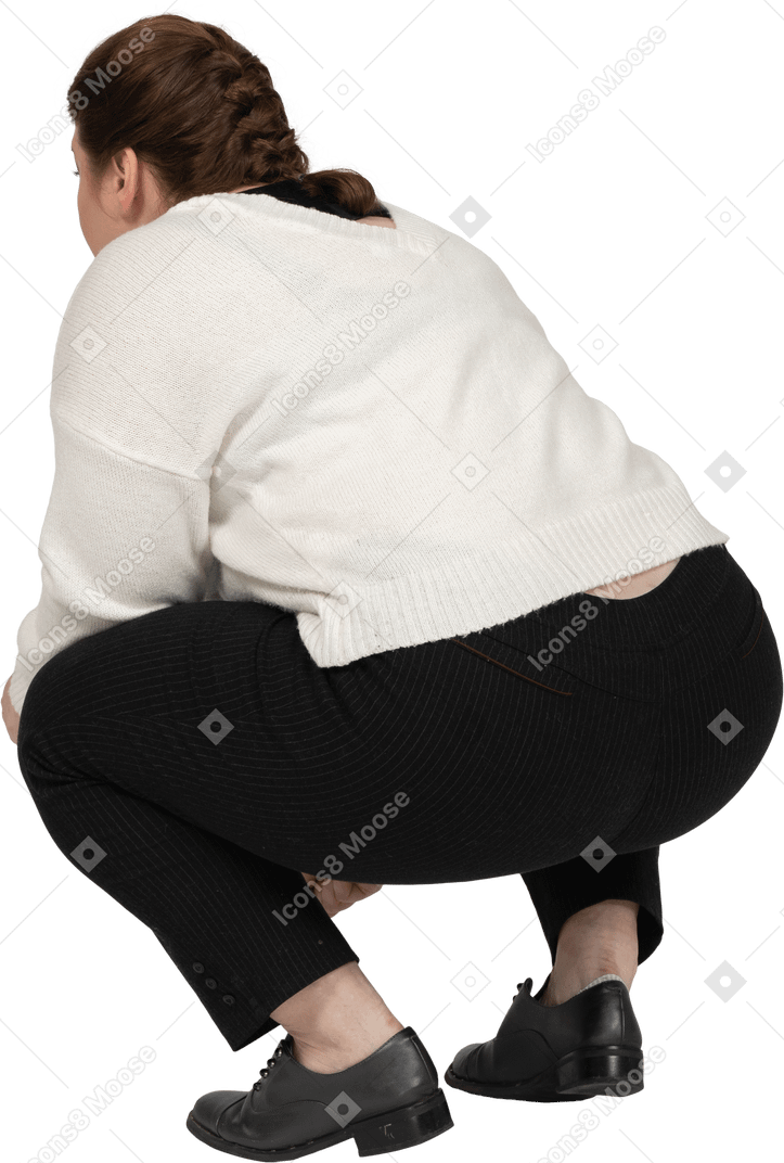 Retrovisor de uma mulher gorducha em roupas casuais agachada