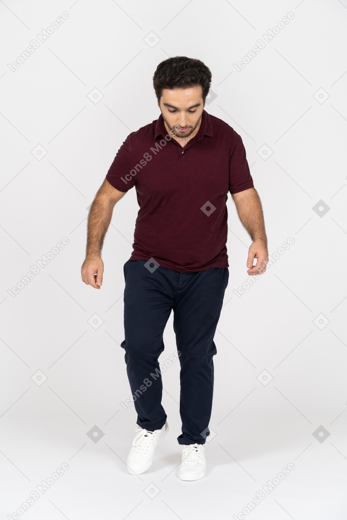Hombre con ropa informal mirando hacia abajo