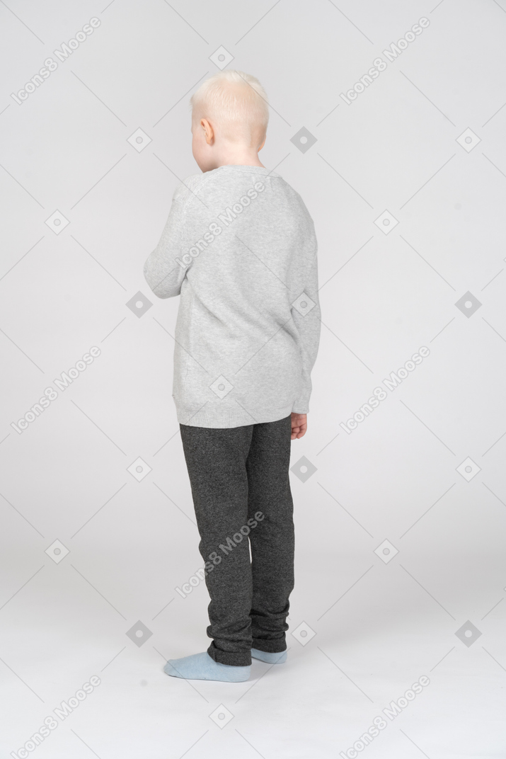 Vista traseira de um menino em roupas casuais