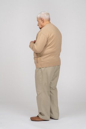 Vista lateral de un anciano pensativo con ropa informal
