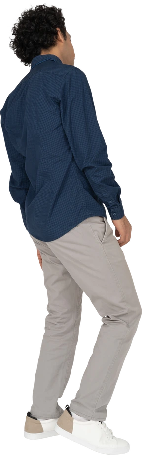 Lato di un uomo in abiti casual