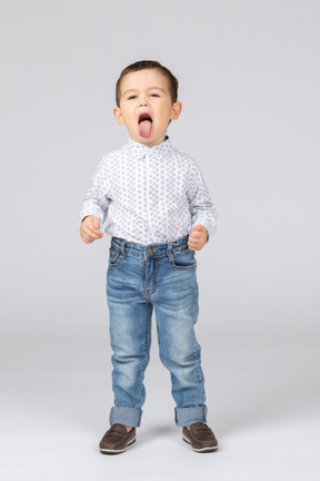 Lindo niño mostrando su lengua