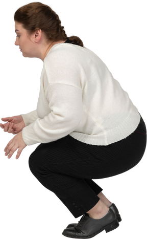一个穿着休闲服的胖女人蹲着的侧视图