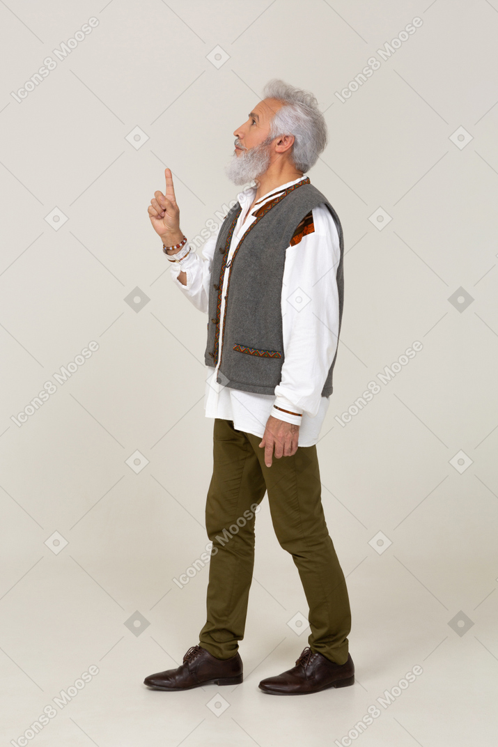指を上げるカジュアルな服装の男性の側面図