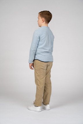 Мальчик в повседневной одежде стоит на месте