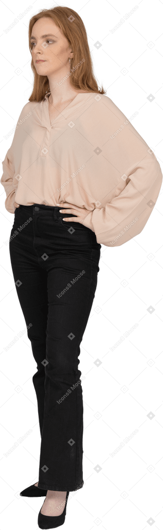 Frau in der schönen bluse stehend