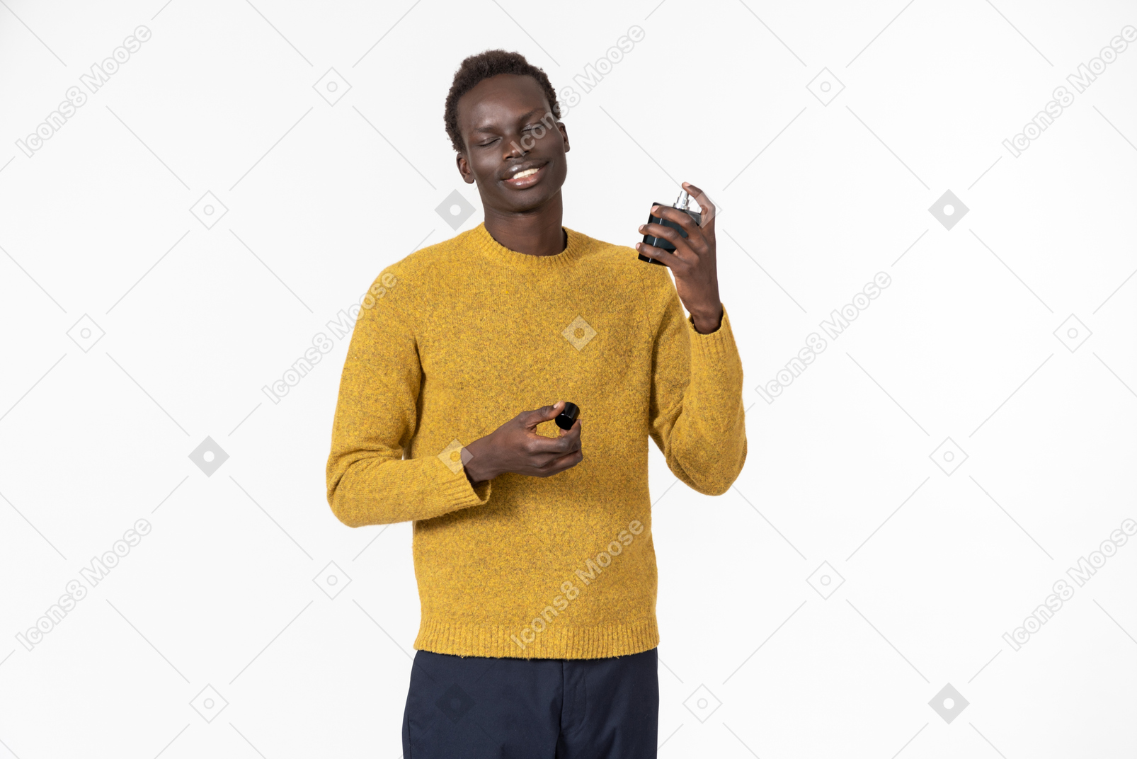 Sorrindo jovem afroman aplicando perfume