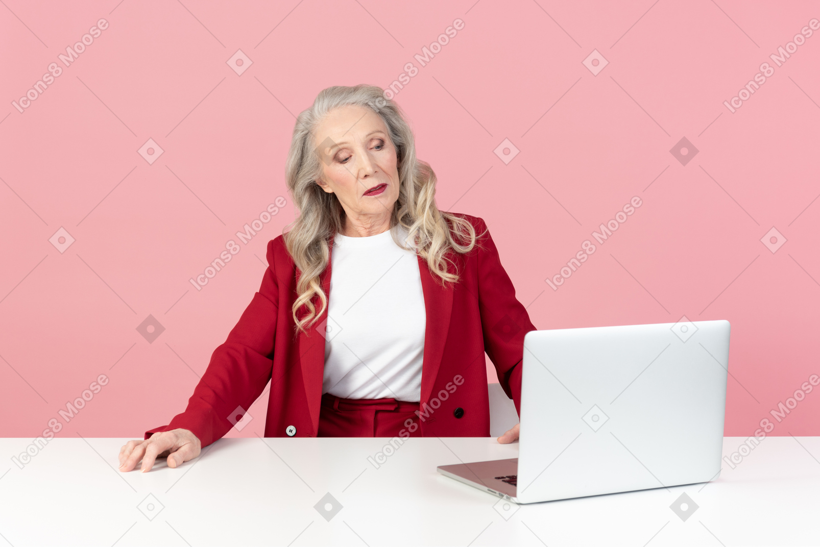 컴퓨터에서 작업하는 늙은 여자