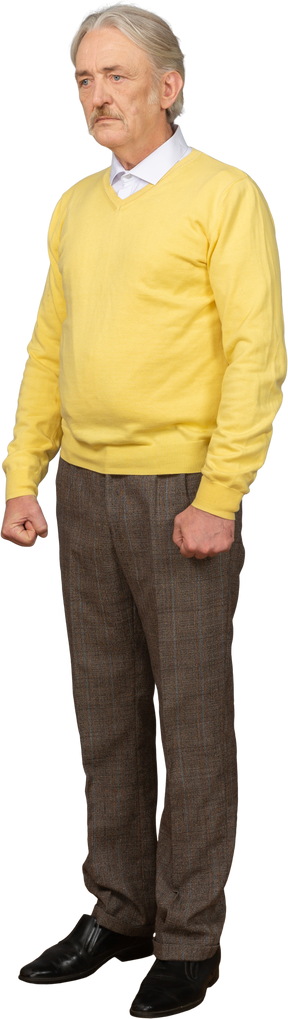 Vista di tre quarti di un vecchio depresso che indossa un pullover giallo e guarda da parte
