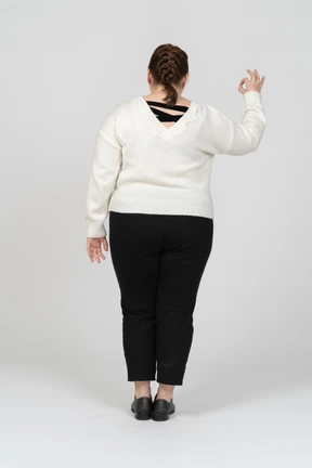 Mujer regordeta en ropa casual mostrando signo ok