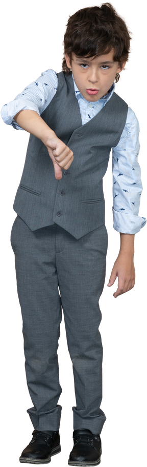 Vista frontale di un ragazzo in abito grigio che mostra il pollice verso il basso