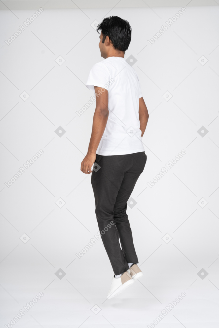 Mann im weißen t-shirt springend