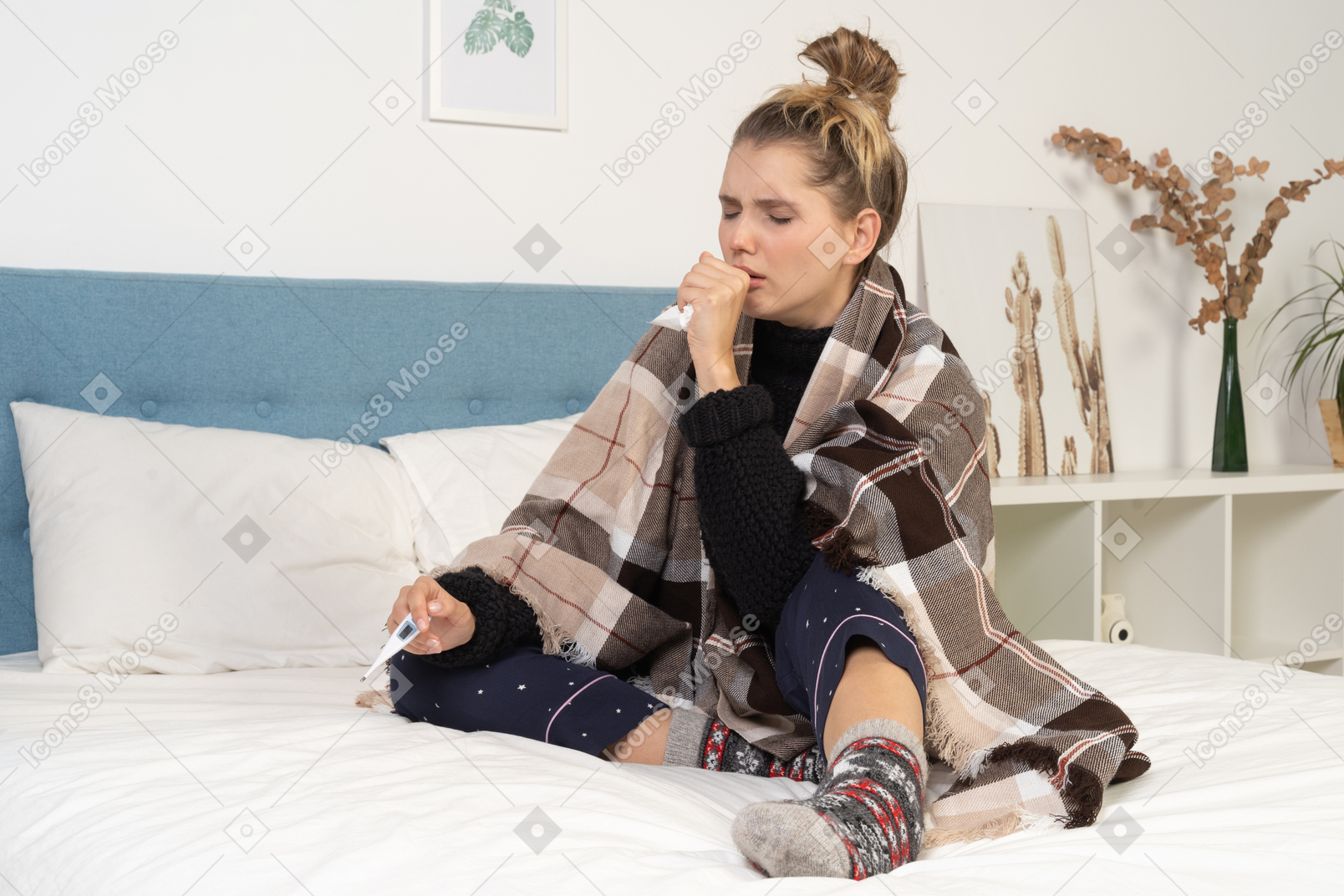 Vorderansicht einer kranken jungen dame im schlafanzug, eingehüllt in eine karierte decke im bett in