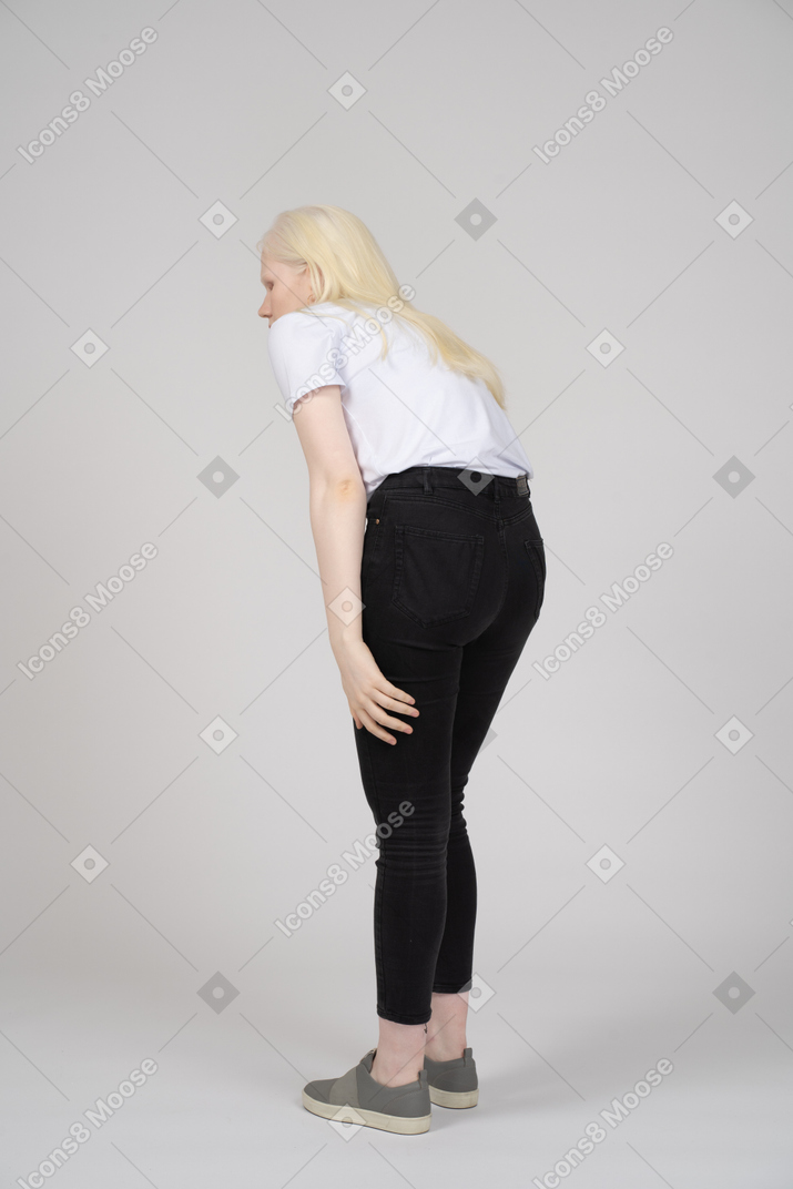 Vista traseira de uma mulher inclinada para a frente