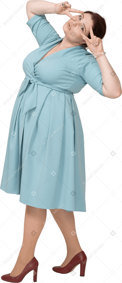 Vista lateral de una mujer en vestido azul que muestra signos v