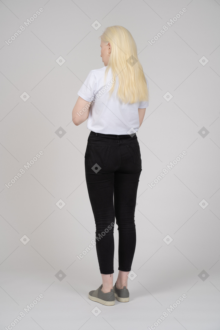 Three-quarter back view of woman in casual clothes