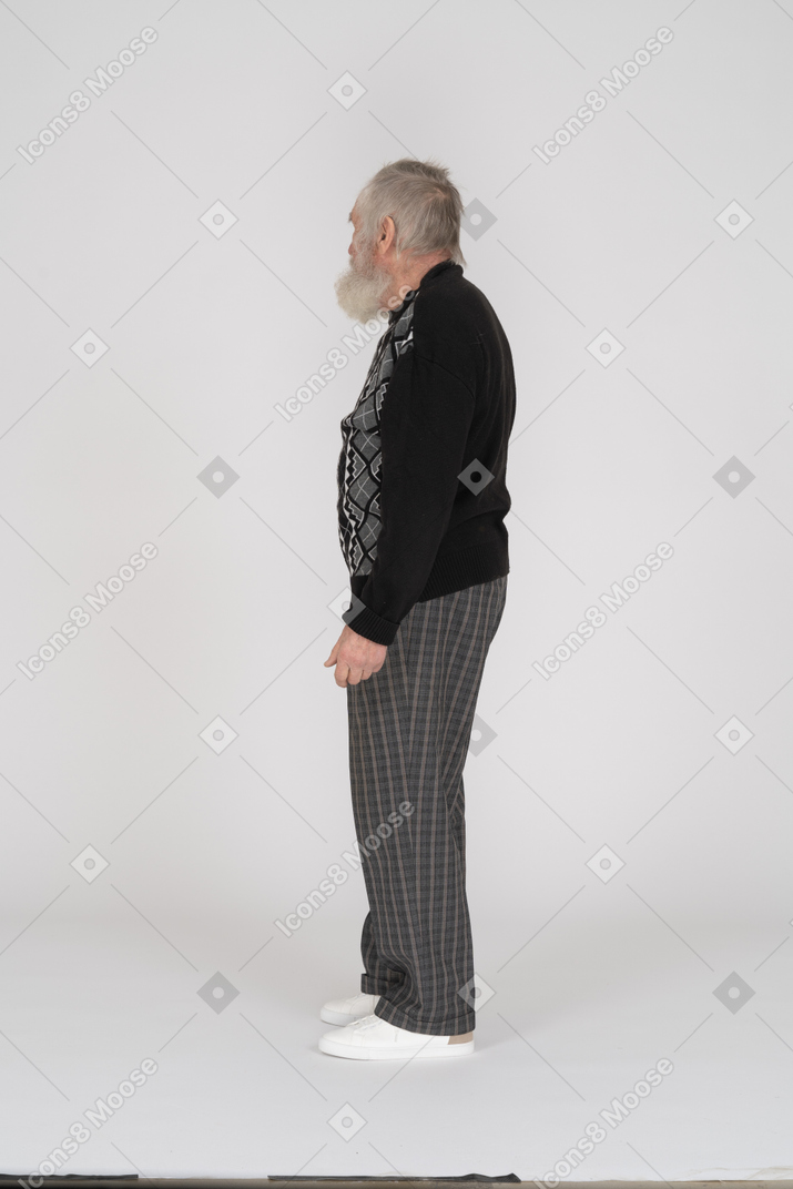 Seitenansicht eines älteren mannes mit grauem bart im stehen