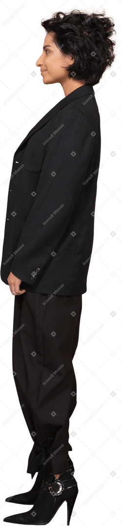 Vista laterale di una donna d'affari sorridente in un abito nero