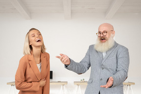 Avoir beaucoup de choses à rire au bureau