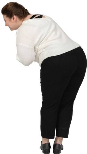 Vista posteriore di una donna grassoccia felice in abiti casual
