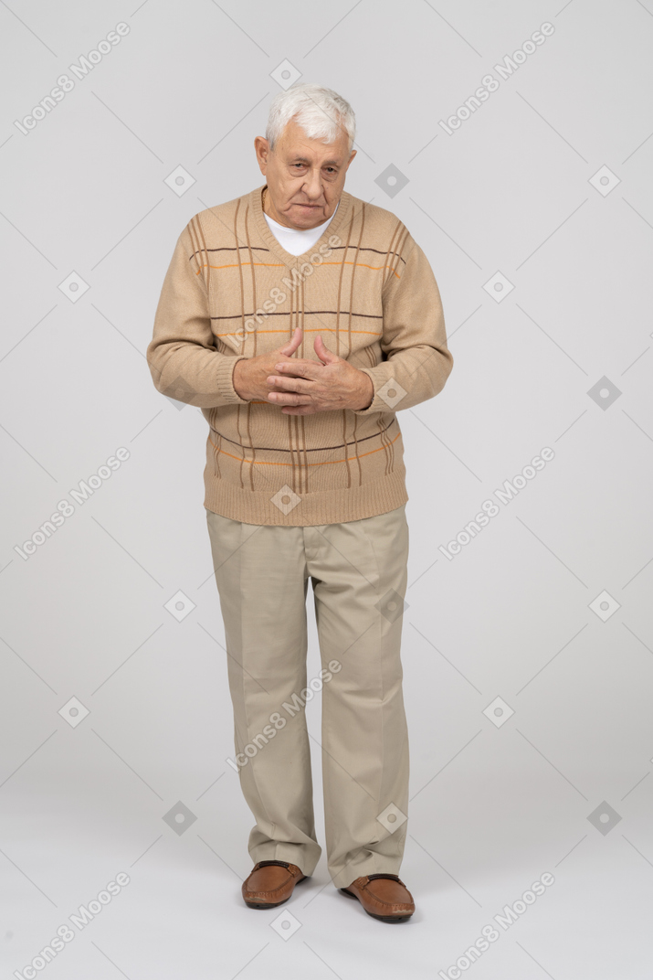 Vista frontal de un anciano triste con ropa informal