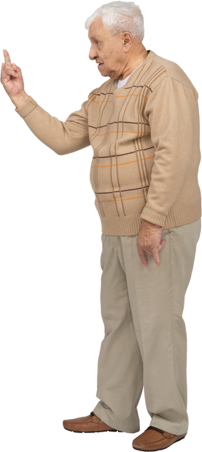 一位穿着休闲服的老人的侧视图，展示着摇滚的姿态