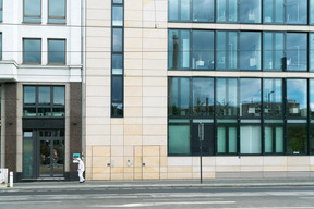 Un edificio de oficinas con grandes ventanales