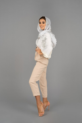 흰색 headscarf를 입고 웃는 자신감 젊은 여자의 portrair