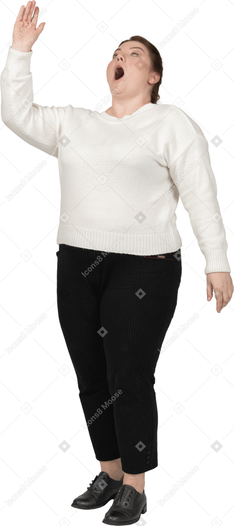 Vista frontal de uma mulher impressionada com tamanhos grandes em roupas casuais