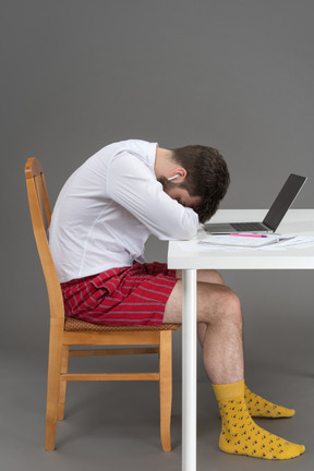 Hombre cansado de trabajar desde casa