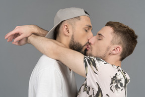Primer plano, de, un, pareja masculina, besar apasionadamente
