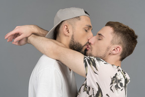 情熱的にキスする男性のカップルのクローズアップ