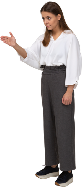 Трехчетвертный вид молодой женщины в офисной одежде, показывающий правильное направление
