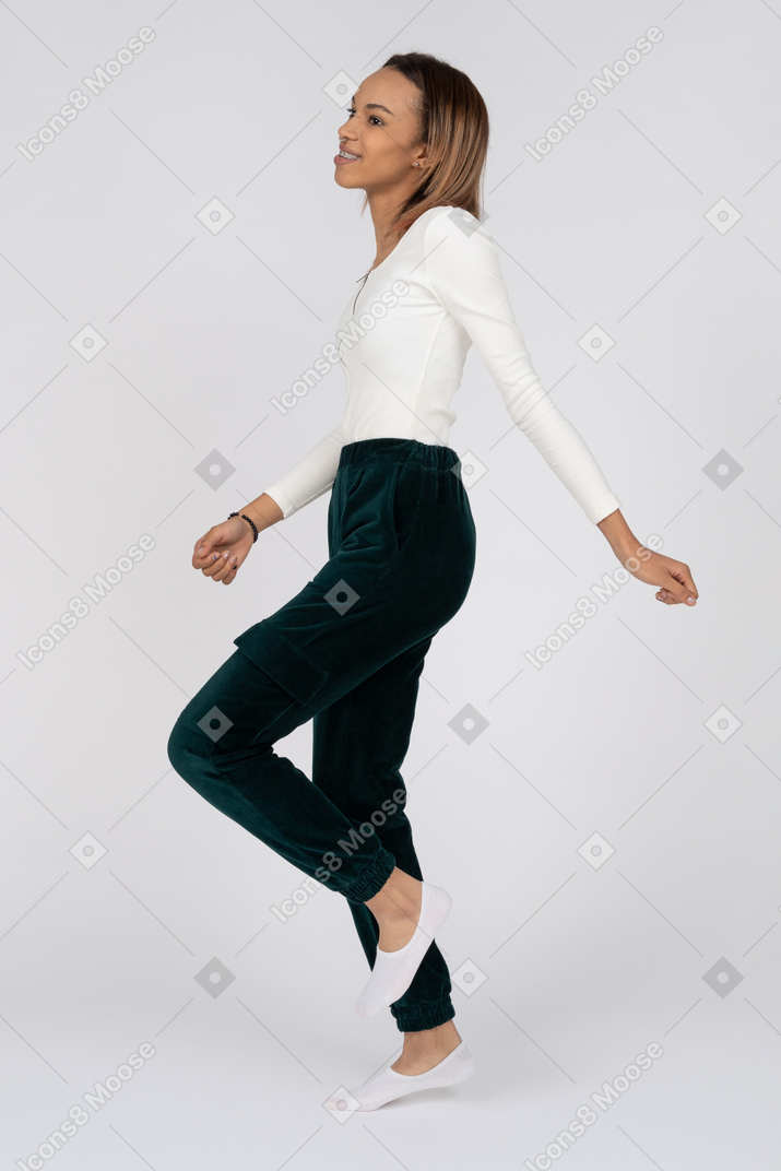 Mujer en ropa casual caminando