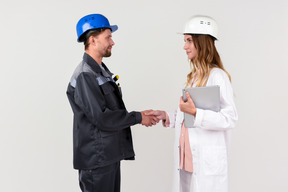 Ingenieros dándose la mano en el trabajo