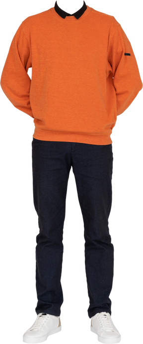 オレンジ色のスウェットシャツに黒の襟、紺色のパンツ