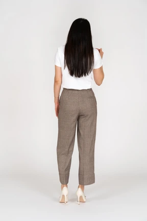 Vista posterior, de, un, señorita, en, calzones, y, camiseta, levantar la mano